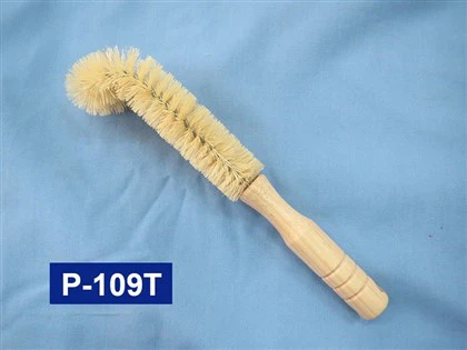 Trehåndtak av avløpsbørste